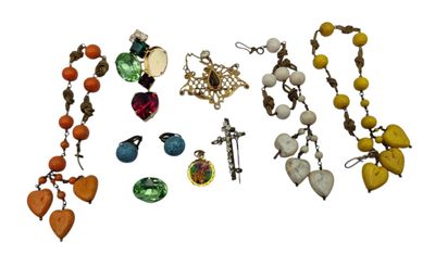 de nombreux colliers et boucles d'oreilles variés posés sur un fond blanc