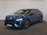 Le SUV bleu est garé dans une grande pièce au sol noir