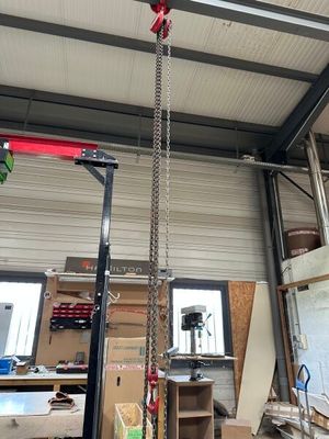 une grue suspendue au plafond d'un immeuble