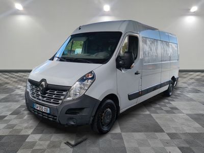 la photo d'une camionnette blanche garée dans une grande pièce