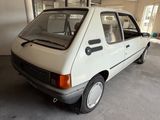 une petite voiture blanche garée dans un garage