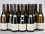 six bouteilles de vin sont alignées sur une table
