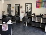 une pièce équipée d'un comptoir, de chaises et d'un miroir