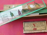une boîte sur laquelle figure l'image de deux personnes