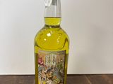 une photo d'une bouteille d'huile d'olive posée sur une table en bois
