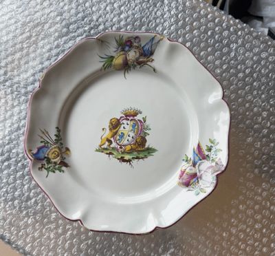 une assiette blanche décorée, posée sur une table