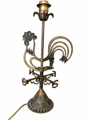 une image représentant une lampe surmontée d'un coq