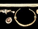 plusieurs bijoux, dont un collier, un bracelet et une bague