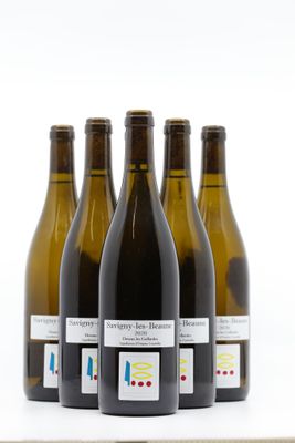 quatre bouteilles de vin sont alignées sur une table