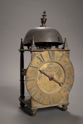 une horloge surmontée d'une cloche