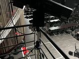 un appareil photo monté sur un trépied dans une grande pièce