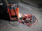 une machine rouge et noire et quelques fils par terre