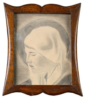 une vieille photo d'une femme portant un foulard, dans un cadre en bois