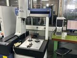 une photo d'un laboratoire équipé d'un ordinateur et d'autres appareils