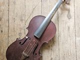 un violon posé par terre à côté d'un parquet