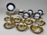 les nombreuses tasses et soucoupes qui se trouvent sur la table