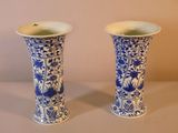 une paire de vases bleus et blancs posés sur une table