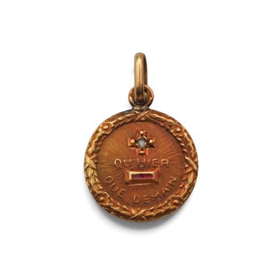 Gros plan sur une médaille d'or ornée d'une croix