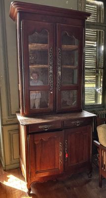 un vaisselier en bois dans un coin du salon