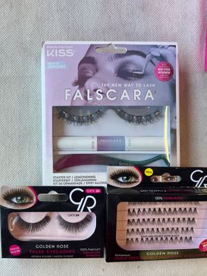 deux boîtes de faux cils et une paire de faux cils