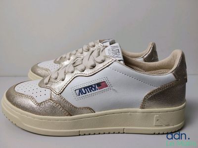 un gros plan sur une paire de chaussures posée sur une table