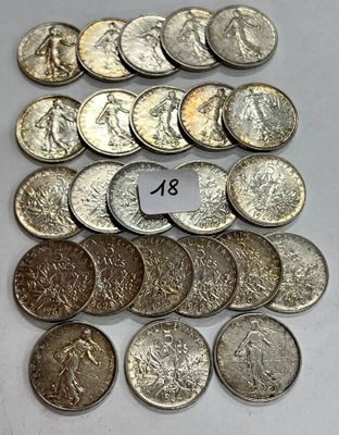 un gros plan sur une pile de pièces de monnaie sur laquelle est posée une étiquette de prix