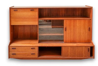 une photo d'un meuble TV en bois avec des tiroirs et un miroir