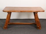 un petit banc en bois muni d'une assise en bois