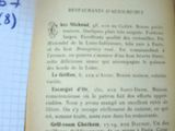 un livre ouvert avec une écriture dessus, posé sur une table
