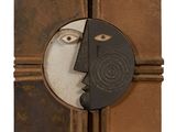 une photo d'une sculpture représentant le visage d'un homme dont la moitié est découpée