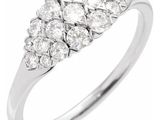 une bague sertie d'un diamant de trois stones, en or blanc 18 carats