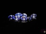 un ensemble de saphirs bleus posés sur une surface noire