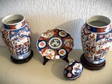 trois vases et une assiette posés sur une table
