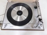 a record player sitting on top of a turntable