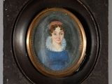 portrait d'une femme en robe bleue dans un cadre noir