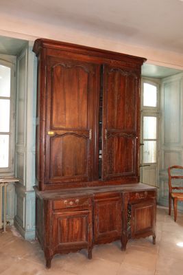 un grand meuble en bois au milieu d'une pièce