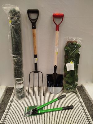 tout un tas d'outils de jardinage posés sur une table