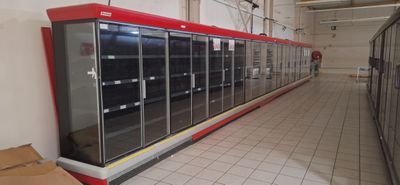 une photo d'un grand réfrigérateur vide dans un magasin