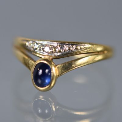 une image représentant une bague en or sertie d'un saphir
