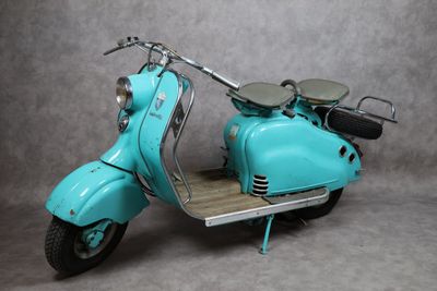 un scooter posé par terre