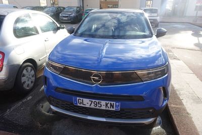 une voiture bleue garée au bord de la rue