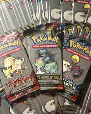 plusieurs paquets de cartes à collectionner Pokémon empilés les uns sur les autres