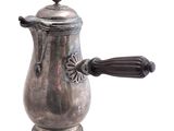 une cafetière en argent avec une poignée en bois sur fond blanc