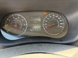 un gros plan du tableau de bord d'une voiture, avec un compteur de vitesse et des jauges