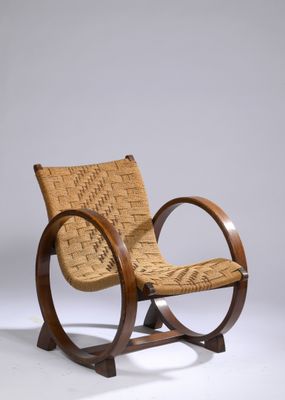 une image représentant un fauteuil à bascule en bois avec une assise tressée