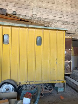 un wagon de queue jaune posé au milieu d'un entrepôt