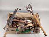 une boîte contenant des outils et un fouet