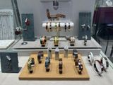 de nombreuses montres exposées dans une vitrine
