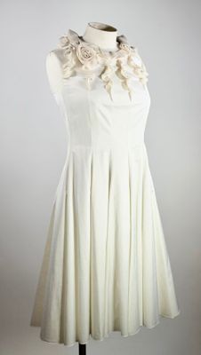 l'image d'une robe blanche sur un mannequin
