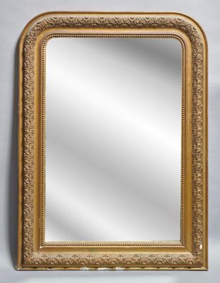 un miroir au cadre doré ouvragé, sur fond blanc